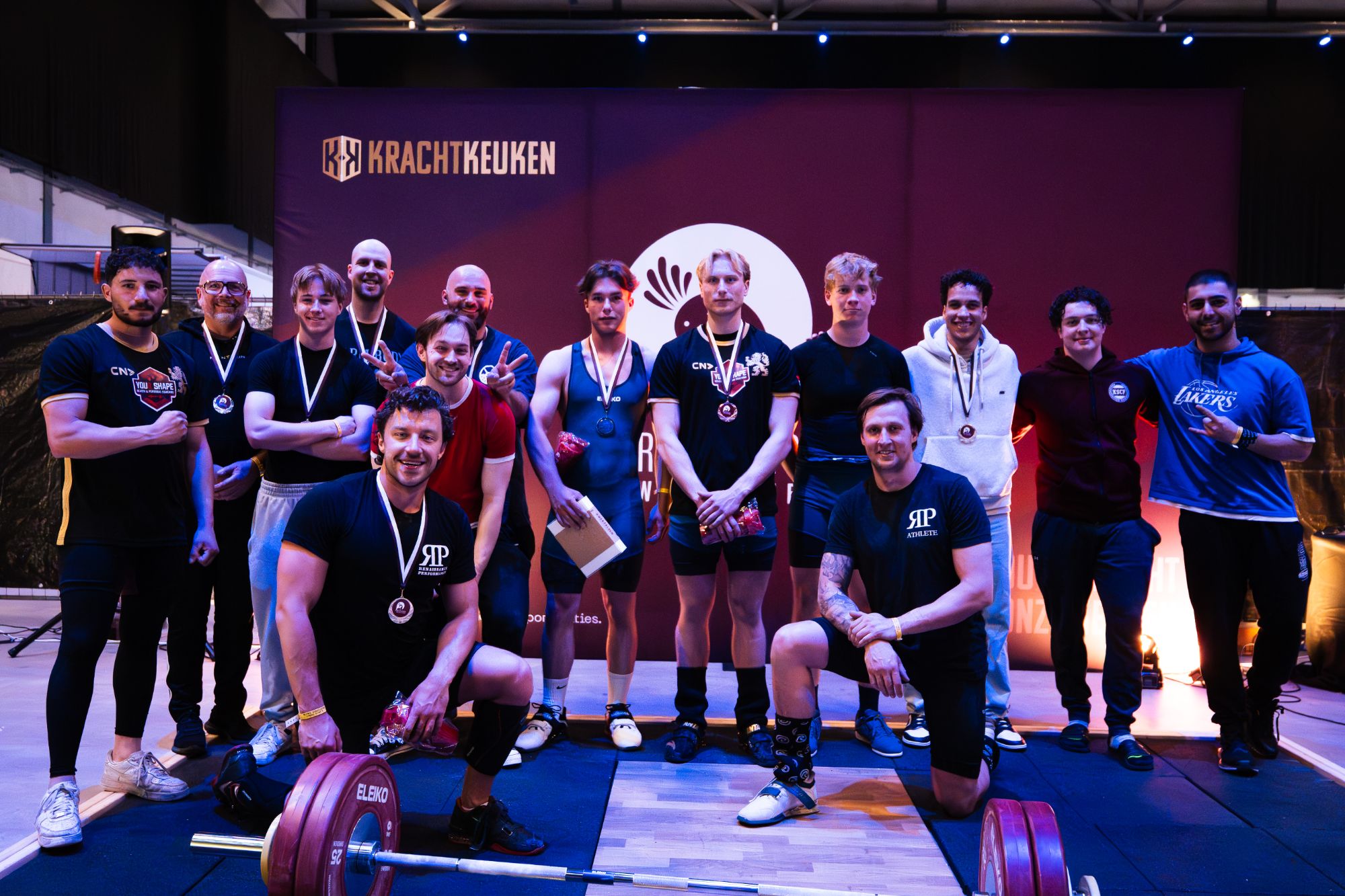 Groepsfoto van de mannelijke deelnemers van de Peacock Cup 2026 met hun medailles