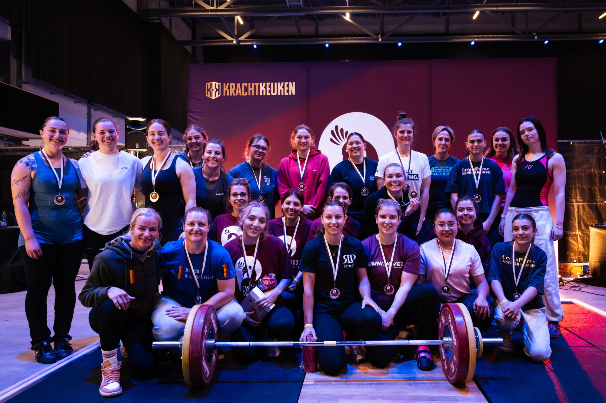 Groepsfoto van de vrouwelijke deelnemers van de Peacock Cup 2026 met hun medailles